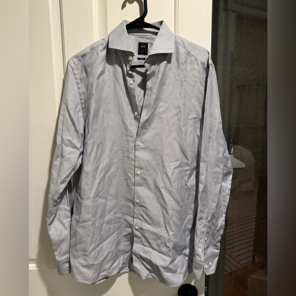 Eye catching Hugo boss dress shirt with a tailored slim fit